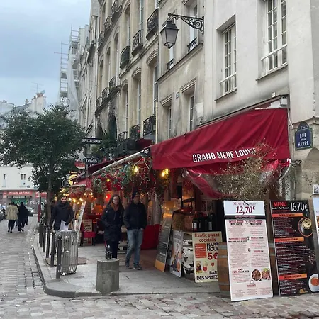 Chez Le Bossu De Notre Dame * Parijs